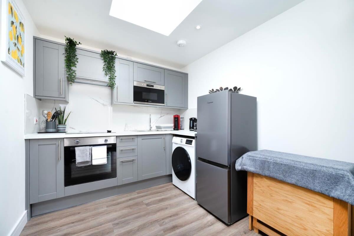 Apartmán Cozy Single Level Flat With Parking Enfield Exteriér fotografie
