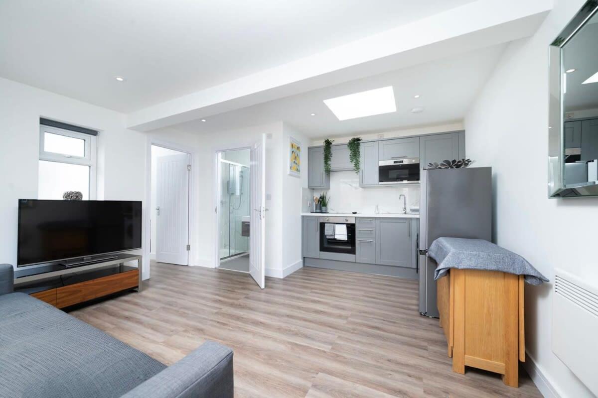 Apartmán Cozy Single Level Flat With Parking Enfield Exteriér fotografie