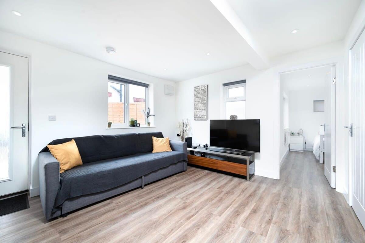 Apartmán Cozy Single Level Flat With Parking Enfield Exteriér fotografie